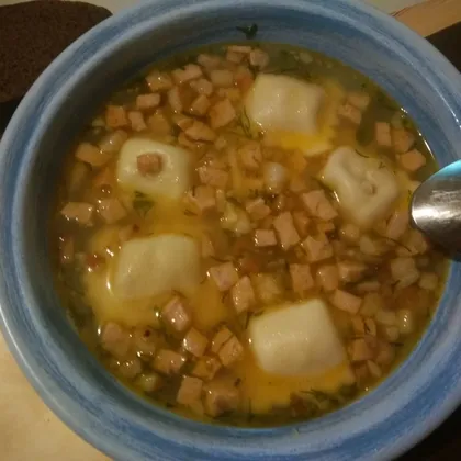 Суп картофельный на сале с грибами и пельменями