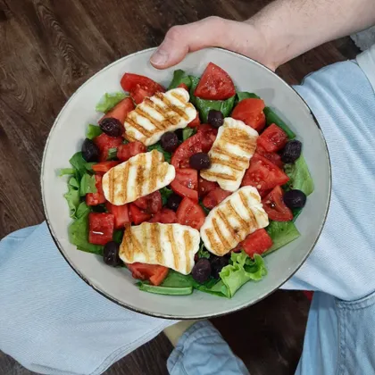 Быстрый салат с жареным сыром Халлуми
