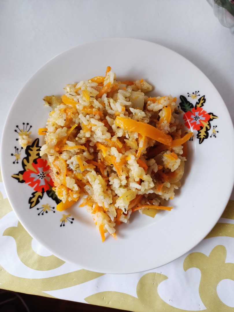 Рис с морковью и луком на сковороде
