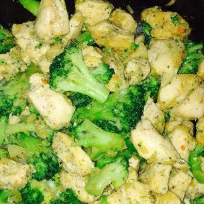 Тушёная курица с брокколи
