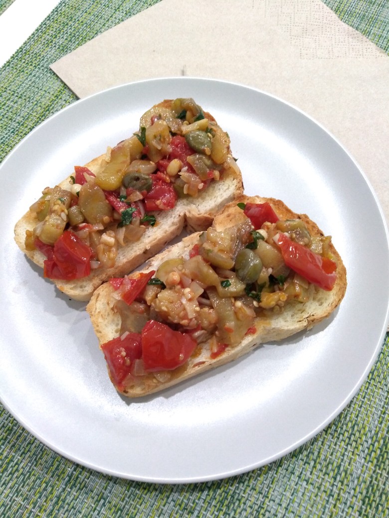 Кростини с капонатой