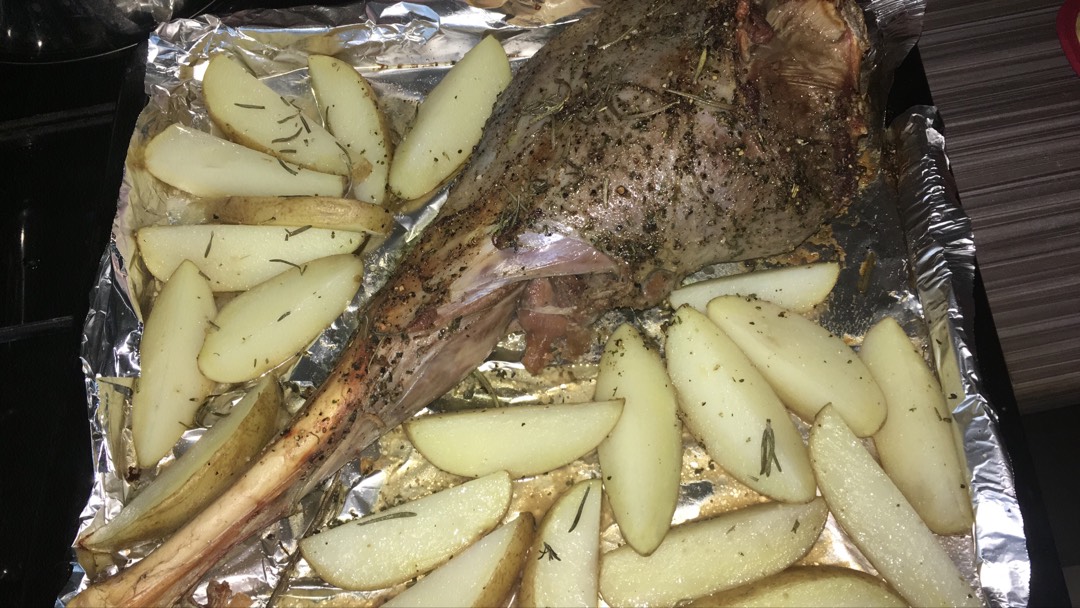 Баранья нога с розмарином