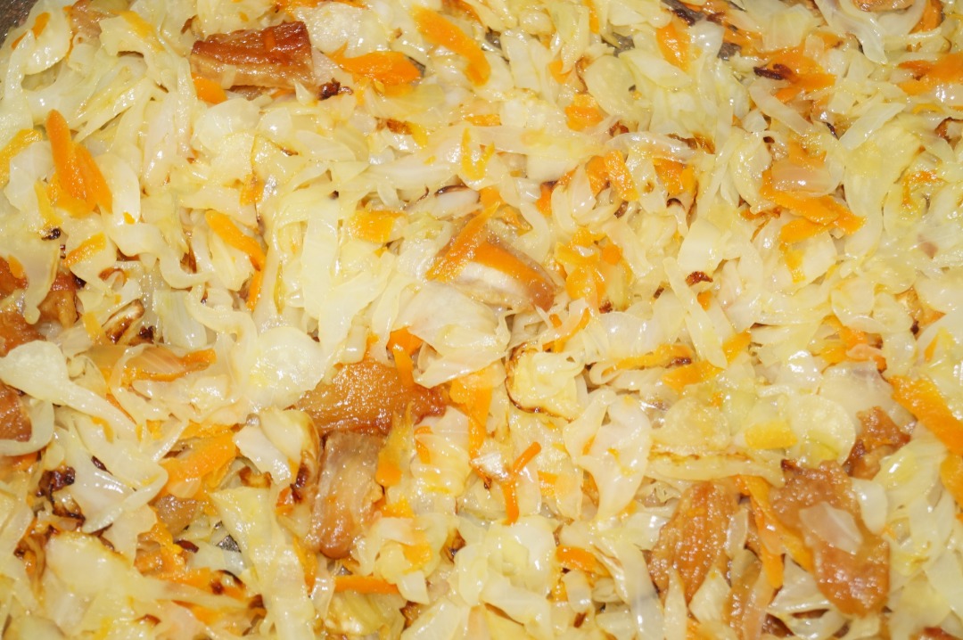 Капуста жареная с беконом