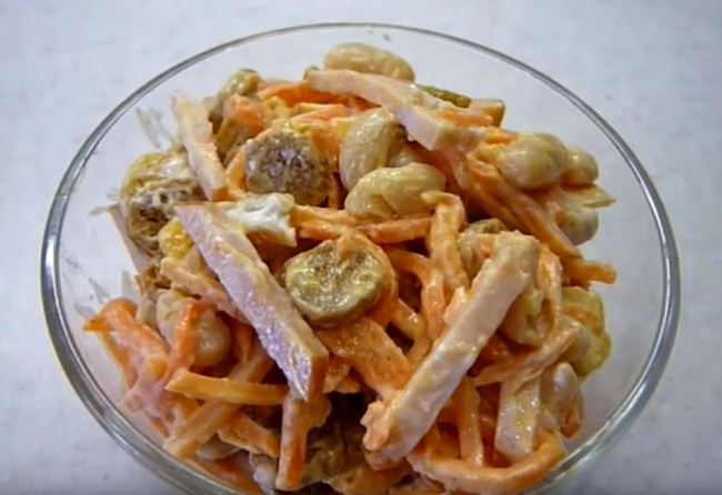 Салат из корейской моркови с колбасой и фасолью