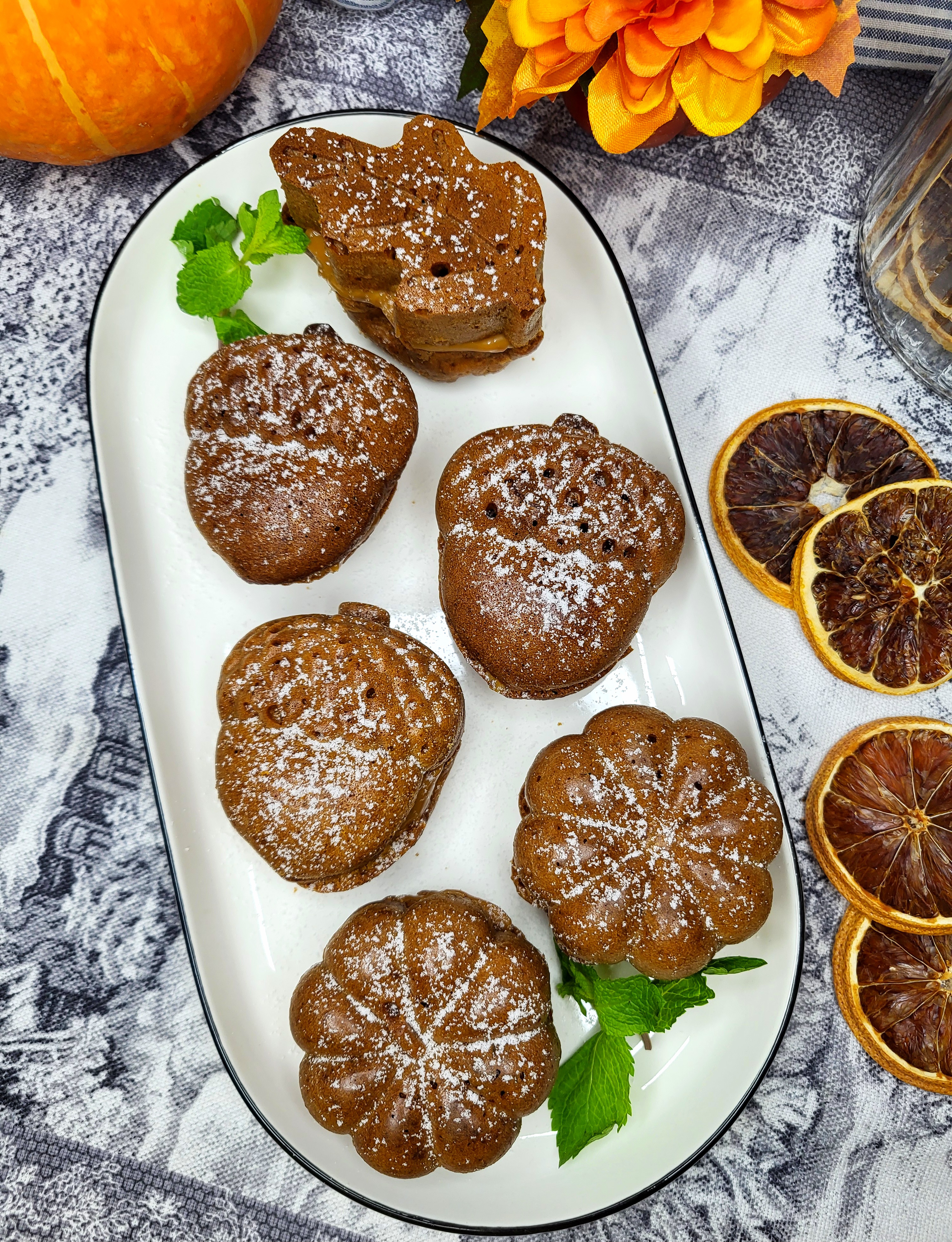 Кексы с тыквой и варёной сгущёнкой 