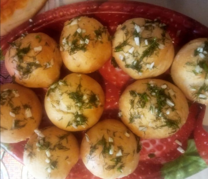 Пампушки с чесноком и зеленью