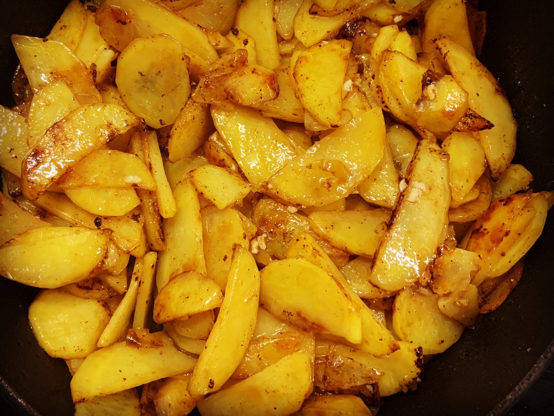 Картофель с чесноком, рецепт с фото. Как приготовить жареную картошку с чесноком и зеленью?