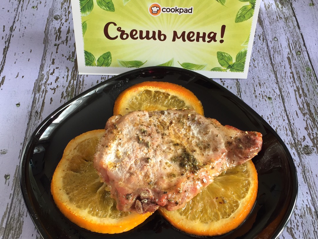 Свинина «Праздничная» с чесноком и апельсинами.