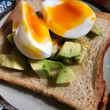 Завтрак - тосты с яйцом и авокадо