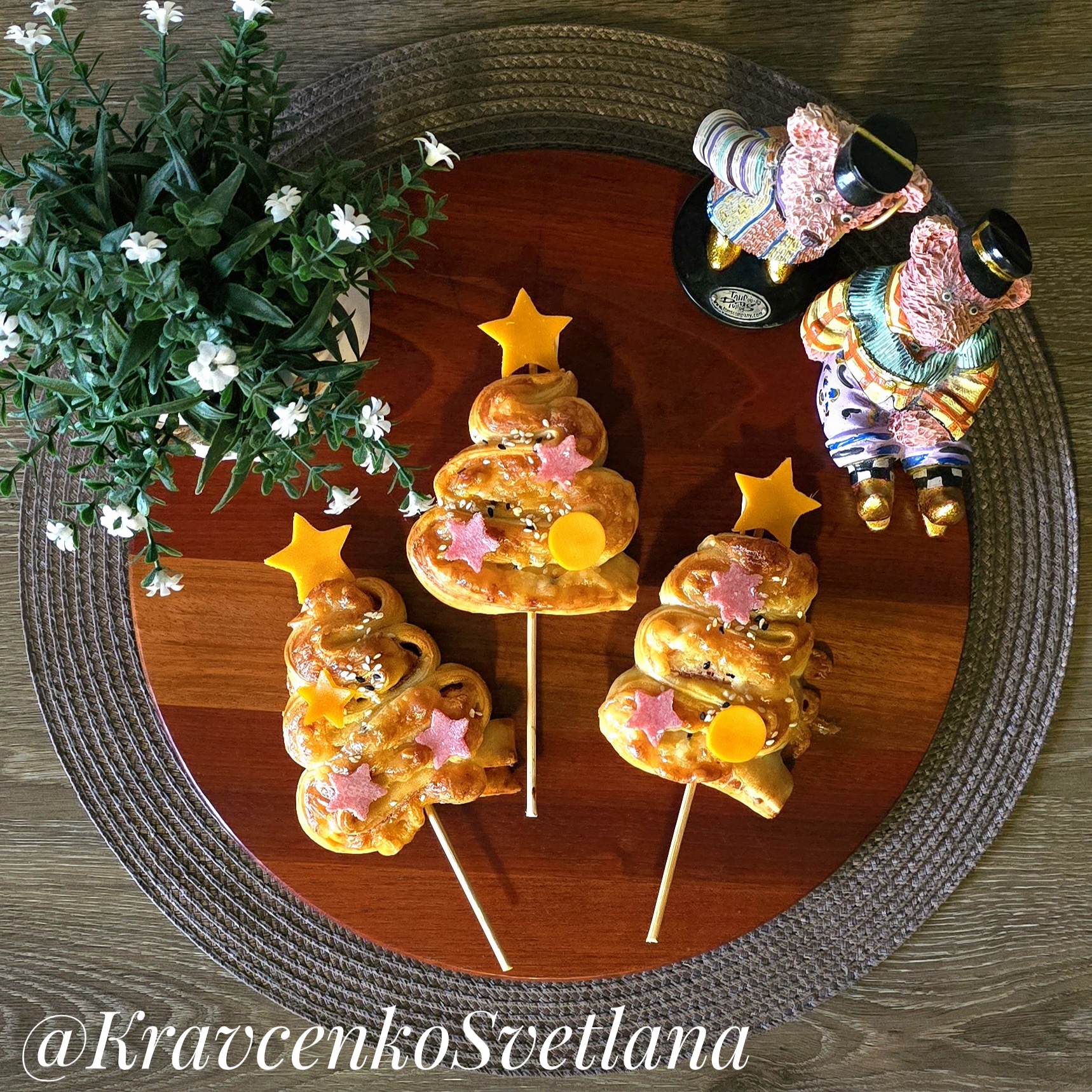 Новогодняя выпечка - елочки из слоеного теста
