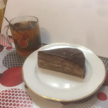 Торт из шоколадных блинов со сметанным кремом