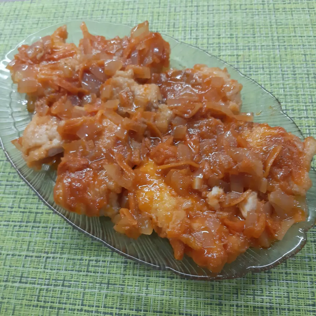 Блюдо по бабушкиному рецепту - рыба с овощами, тушеная в томате