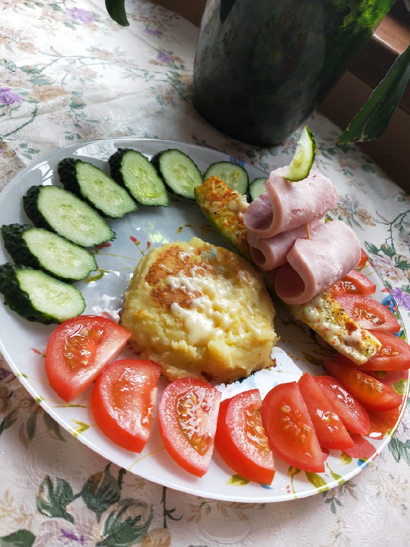 Кораблик из ветчины и кабачка😉