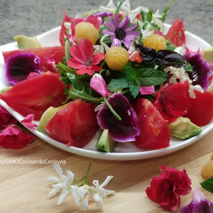Салат из рукколы и цветов