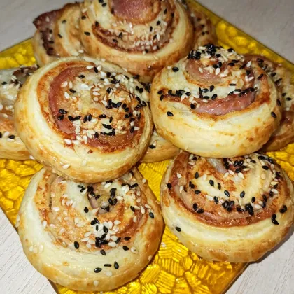 Слоёные булочки с беконом и сыром)))