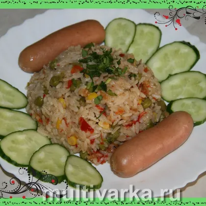 Овощи с рисом и сосиски