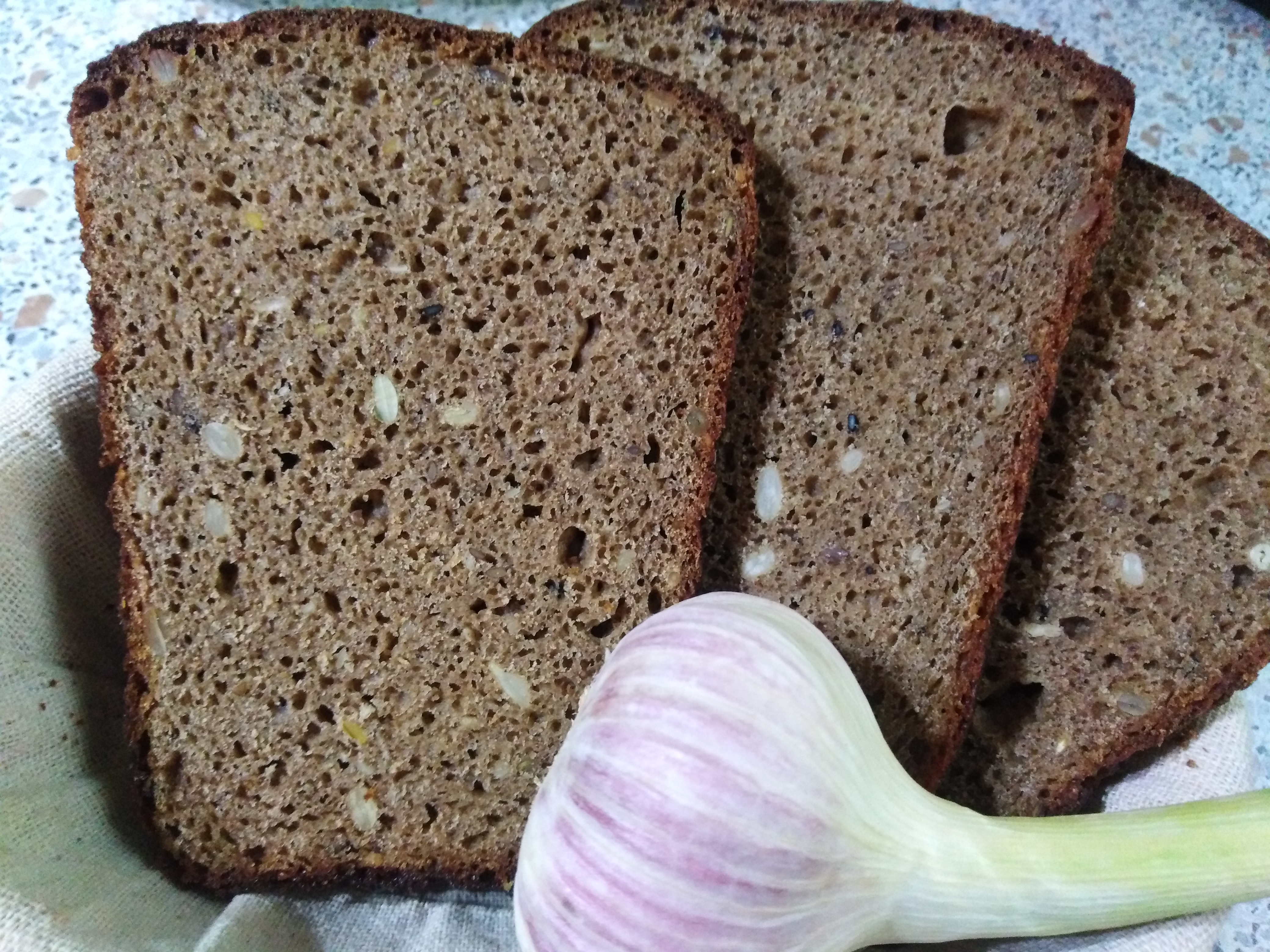 Ржаной хлеб на закваске со смесью семян