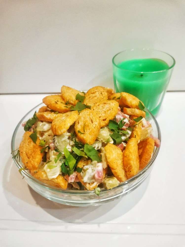 Салат с копченой колбасой и солеными огурцами — пошаговый рецепт с фото