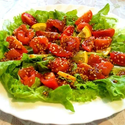 Зеленый салат с кусочками малосольной красной рыбы и томатами "Черри"