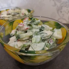 Салат с редисом, огурцом и авокадо