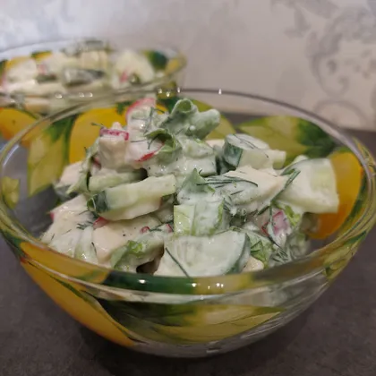 Салат с редисом, огурцом и авокадо