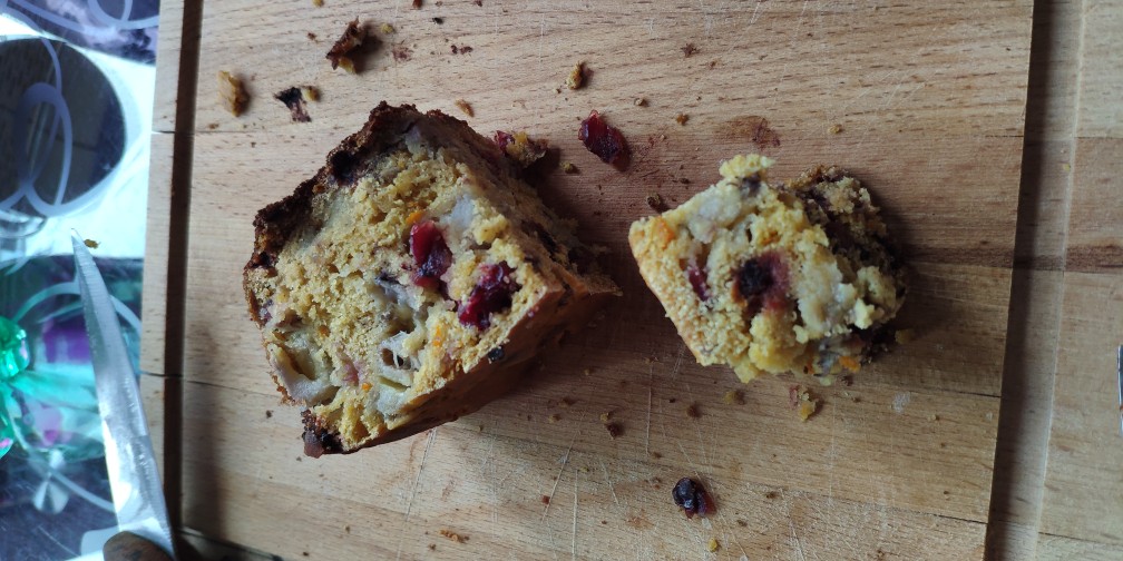 Апельсиновый кекс с бананом, клюквой и шоколадными каплями