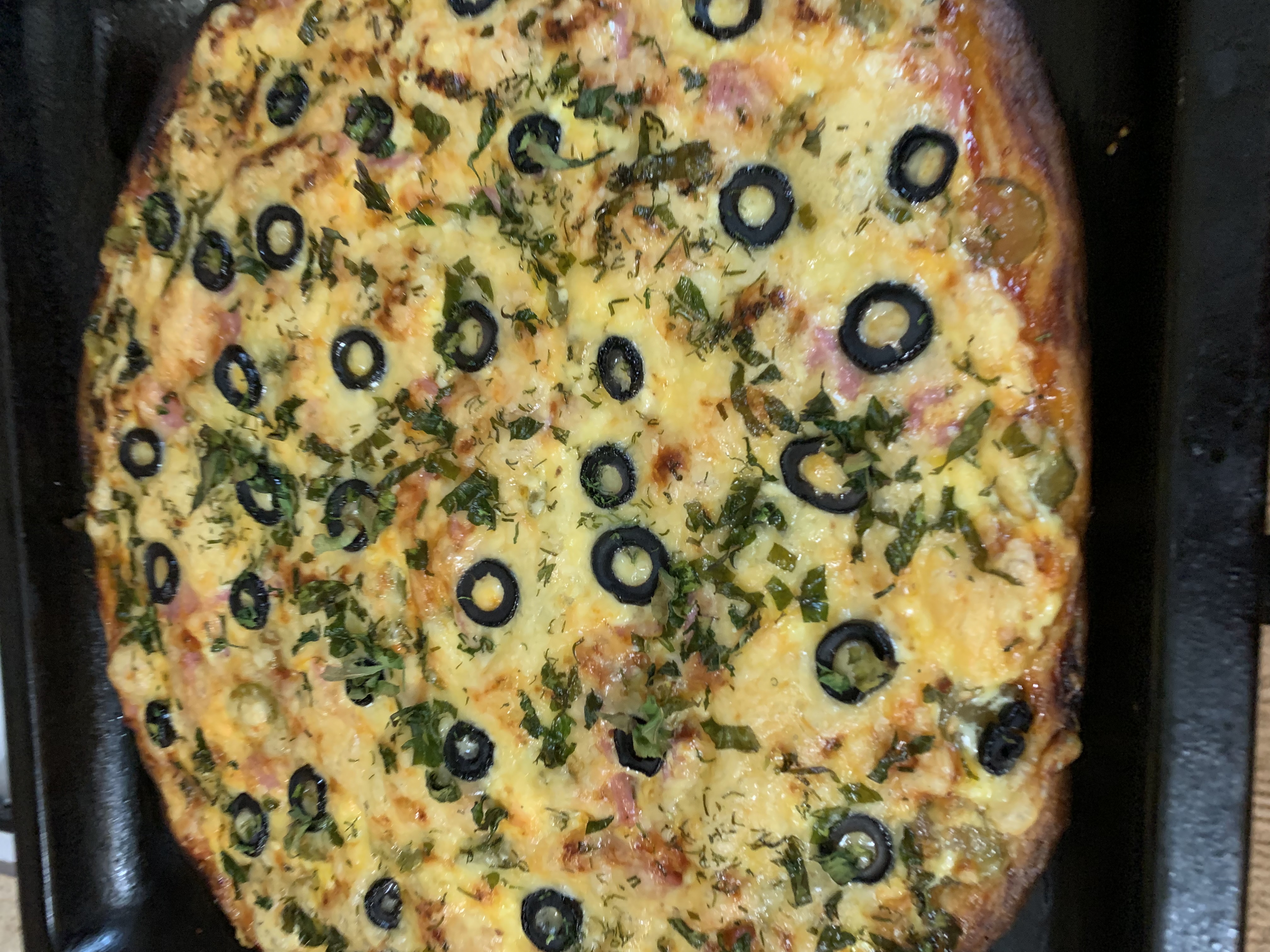 Пицца с маринованными огурчиками и маслинами 