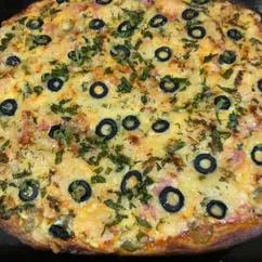 Пицца с маринованными огурчиками и маслинами