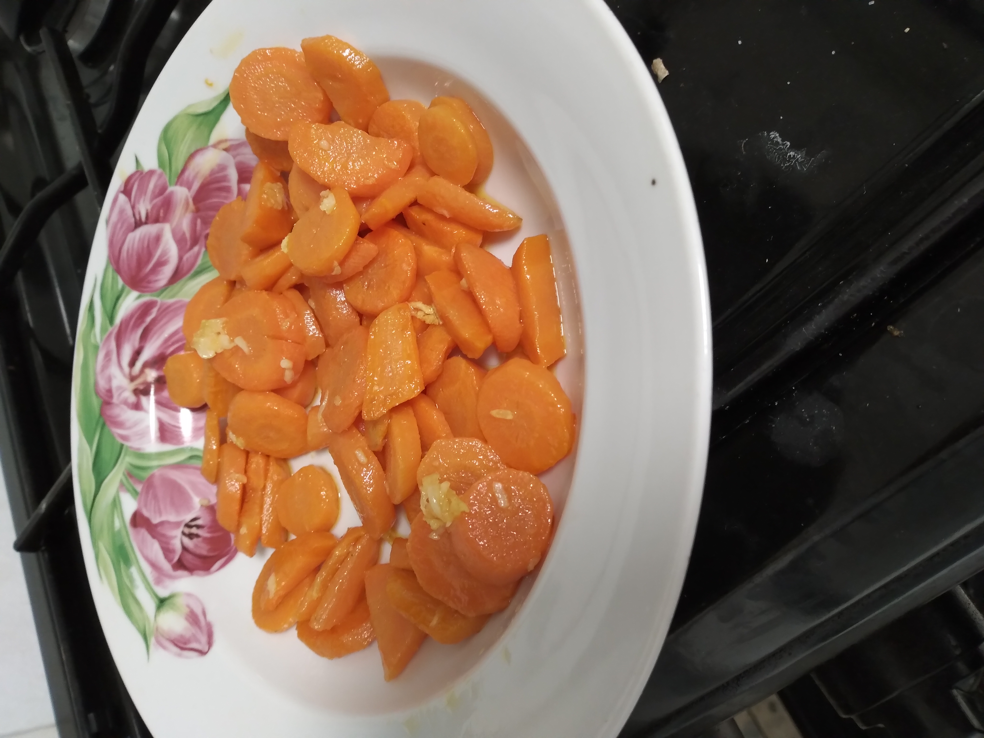 Отварная морковь в масле с чесноком