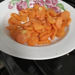 Отварная морковь в масле с чесноком