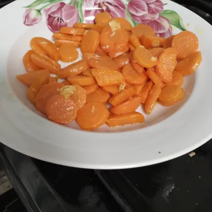 Отварная морковь в масле с чесноком