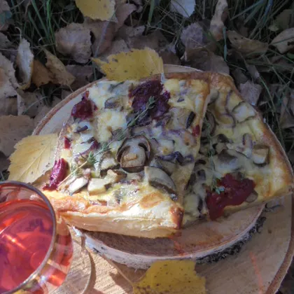 Слоеный пирог с белыми грибами и вялеными помидорами