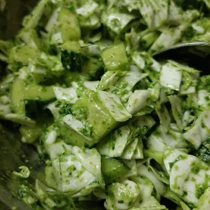 Салат с зелёным соусом 