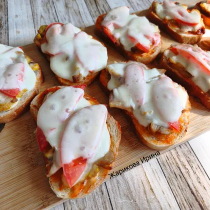 Горячие бутерброды с курицей и моцареллой в духовке