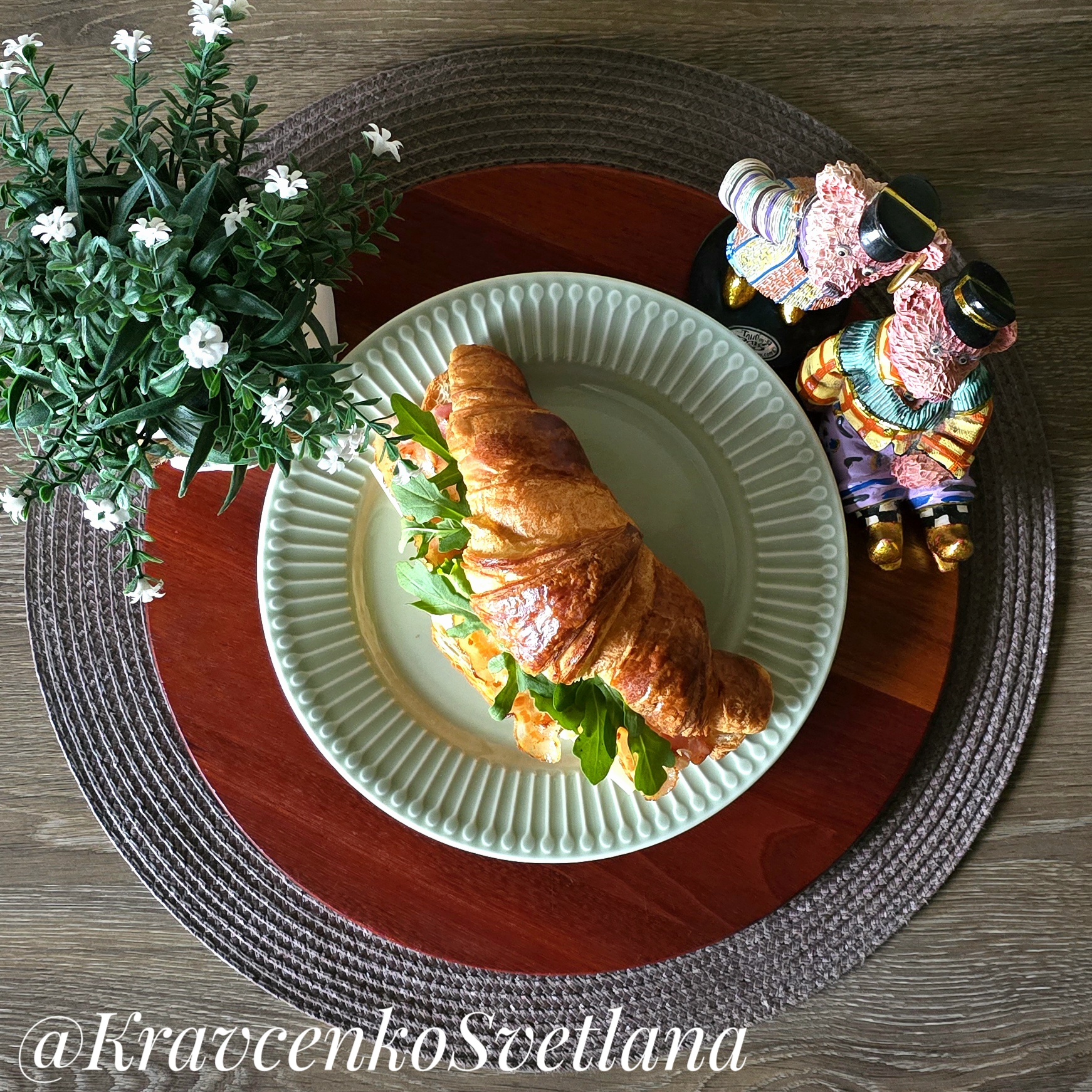 Круассаны с яйцом и беконом