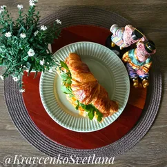 Круассаны с яйцом и беконом