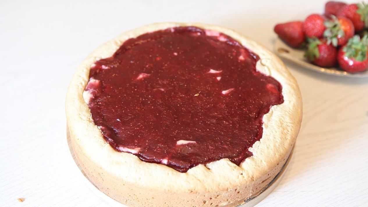 Творожный пирог с клубничным муссом