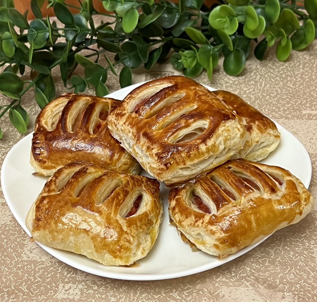 Слойки из слоёного теста с вишней