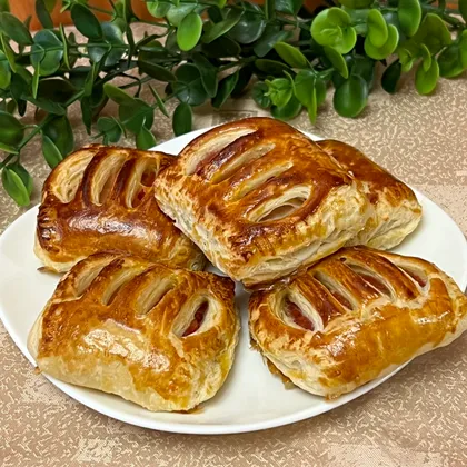 Слойки из слоёного теста с вишней