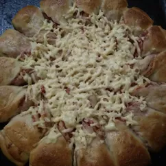 Пирог с сосисками и сыром