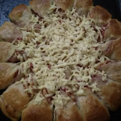 Пирог с сосисками и сыром