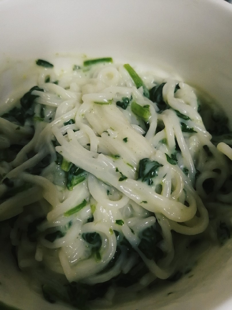 Лапша с сыром и шпинатом