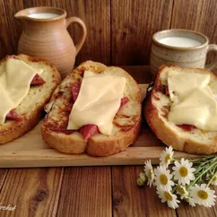 Гренки с колбасой и сыром