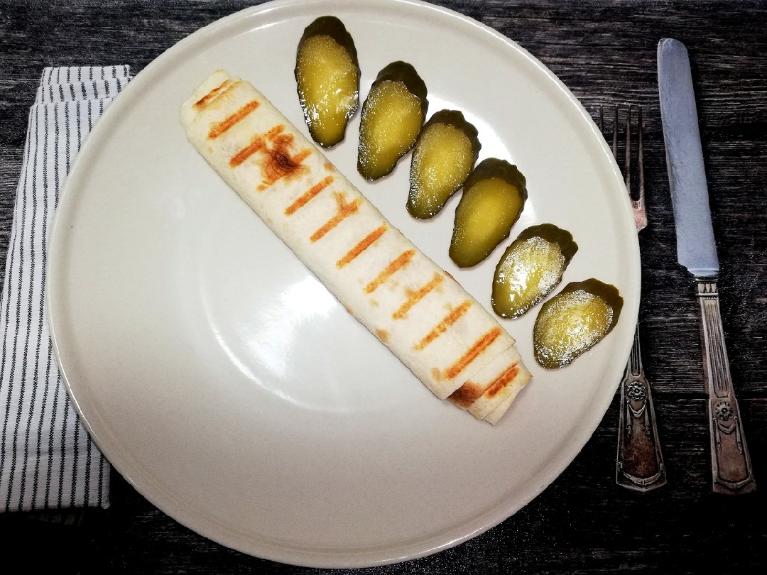 Лаваш с творожным сыром и маринованным огурцом