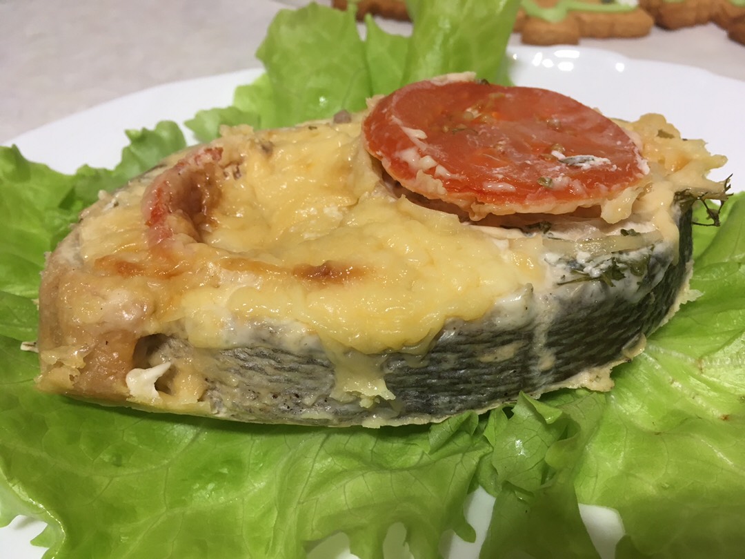 Рыба, запеченная с помидорами и сыром