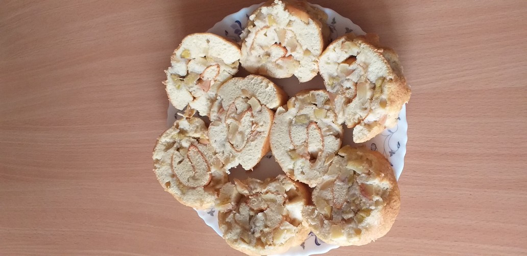 Шарлотка в виде рулета