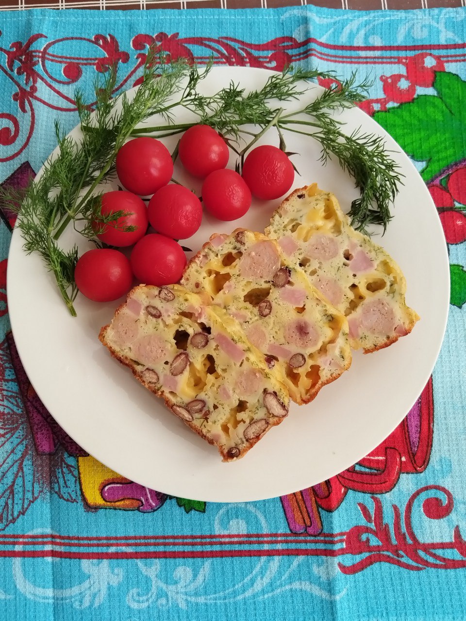 Кекс с фасолью, сосисками и карбонадом
