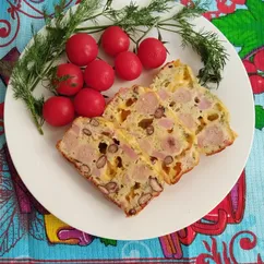 Кекс с фасолью, сосисками и карбонадом