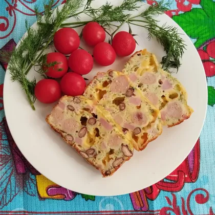 Кекс с фасолью, сосисками и карбонадом