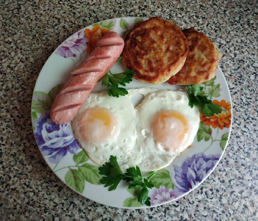 Яичница с сосиской и картофельными оладушками